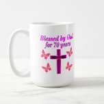 TAZA DE CAFÉ CRISTIAN PINK 70TH BIRTHDAY CROSS DISEÑN<br><div class="desc">Este cristiano y alegre de 70 años adorará celebrar cumplir 70 años con este hermoso diseño de 70 años de cruz rosa y mariposa en Tees, bolsas de té, tazas, almohadas y regalos. Delibera a su espiritual y a su Dios amando a los 70 años con un regalo de cumpleaños...</div>