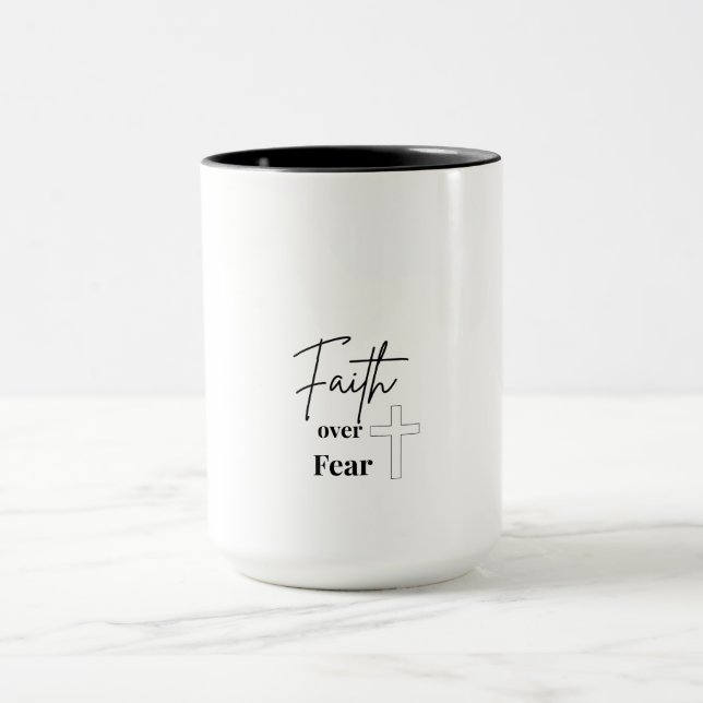 Taza de café cristiana Fe sobre Miedo (Centro)