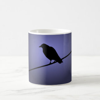 Taza De Café Crow en un cable telefónico