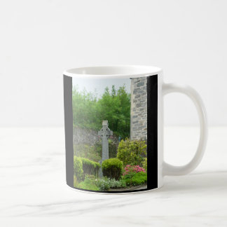 Taza De Café Cruz céltica en cementerio, fe