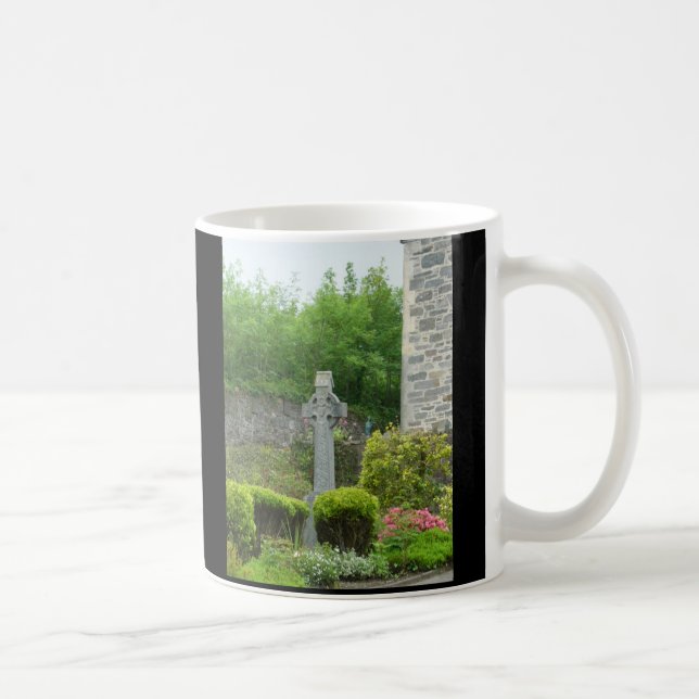 Taza De Café Cruz céltica en cementerio, fe (Derecha)