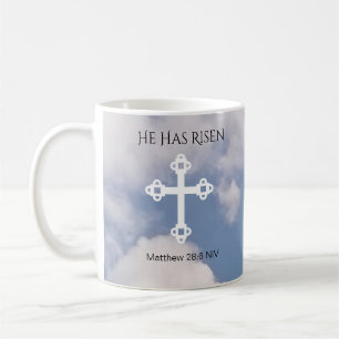 Taza De Café Cruzar en cielo nublado con la Biblia de Resurrecc