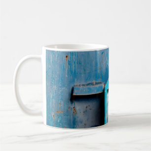 Taza De Café Cuadro de correo antiguo en la puerta, fondo, azul
