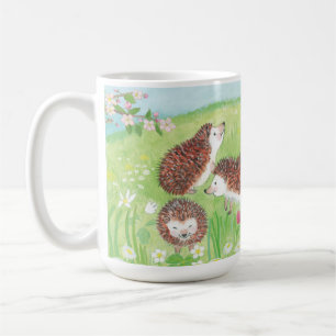 Taza De Café Cuatro pequeños erizos en el prado floreciente