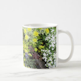 Taza De Café Cubiertas de tierra de la primavera
