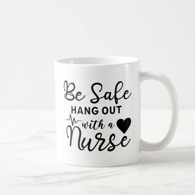 Taza De Café Cuelgue Con Seguridad Con Una Enfermera (Derecha)