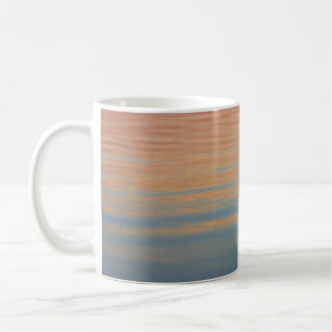 Taza De Café Cuerpo de agua bajo una hora dorada