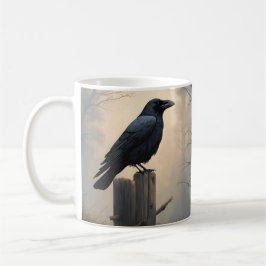 Taza De Café cuervo en la niebla en un poste