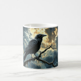 Taza De Café cuervo negro con ojos rojos posa en un árbol desnu