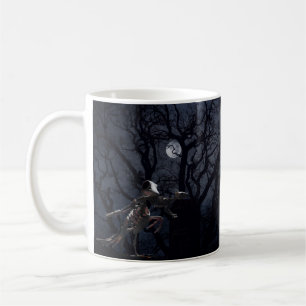 Taza De Café Cuervo y esqueleto de rata a la luz de la luna