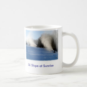 Taza De Café Cuesta del esquí en la salida del sol