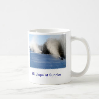 Taza De Café Cuesta del esquí en la salida del sol