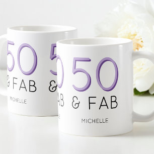 Taza De Café Cumpleaños moderno de 50 años Morado 50 y fabuloso