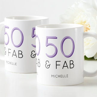 Taza De Café Cumpleaños moderno de 50 años Morado 50 y fabuloso