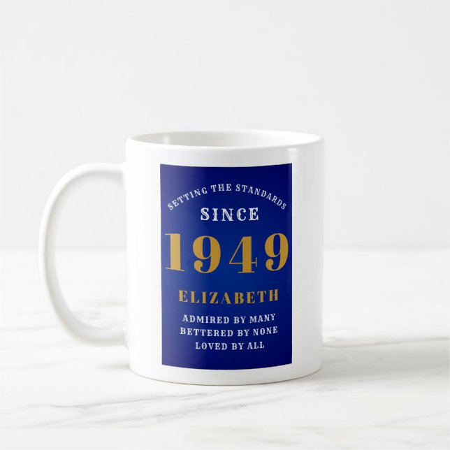 Taza De Café Cumpleaños Personalizado 1949 Añadir tu nombre Blu (Izquierda)