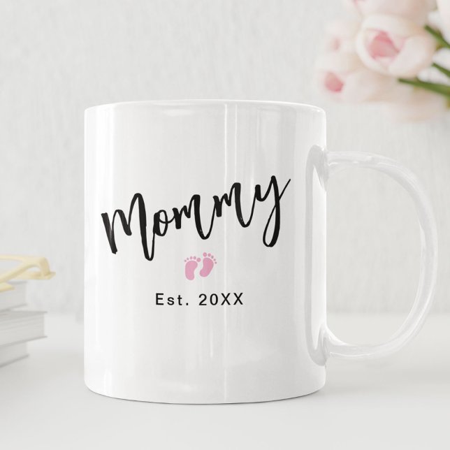 Taza De Café Curte Pies De Bebé Rosados Script Mommy Year Estab (Subido por el creador)