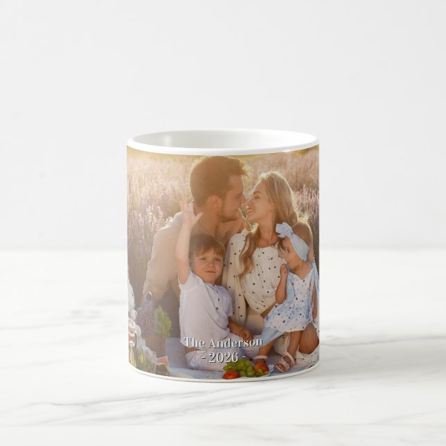 Taza De Café Custom Family Photo – Personalized Last Name  (Centro)