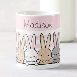Taza De Café Cute Bunnies Personalizados<br><div class="desc">Disfruta de tus bebidas favoritas con estilo con este adorable tazón de nombre personalizado, con una encantadora hilera de lindos conejillos colocados sobre un suave fondo rosado. Perfecto tanto para los niños como para los amantes de los animales, esta taza de alta calidad puede ser personalizada con cualquier nombre, lo...</div>