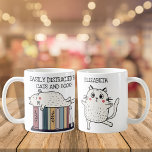 Taza De Café Cute Funny Book Cat Lover Cita Bookworlem Nombre<br><div class="desc">Gatos guapos y divertidos con libros de regalo personalizado para los gusanos de biblioteca que aman a los gatos,  con la cita del personalizable: "Fácilmente distraídos por gatos y libros".</div>
