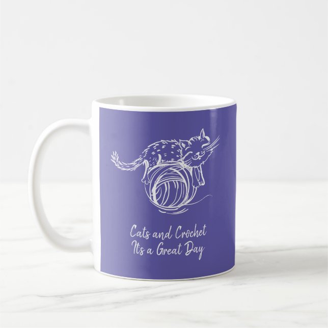 Taza De Café Cute gatos y crochet es un gran día morado (Izquierda)