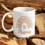 Taza De Café Cute Rainbow Boho Heart Mama<br><div class="desc">Lindo diseño de taza con arcoiris de estilo boho con colores claros con un corazon en el centro y la palabra "Mama" Diseño ideal para regalar a mama en cumpleaños,  aniversarios,  navidades,  o en cualquier ocasion. No lo piense y adquiera este lindo diseño de taza para mama</div>