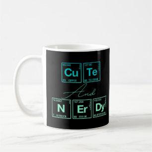 Taza De Café Cuto Y Nerdy Escrito En Elementos Del Periódico