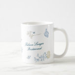 Taza De Café Dama de honor de florales de invierno románticos d<br><div class="desc">Taza de café con monograma de florales de invierno románticos de Cotswolds

Este diseño es parte de una colección;
Por favor,  póngase en contacto conmigo si necesita ayuda para encontrar diseños o productos coincidentes;
También disponible en colores alternativos</div>