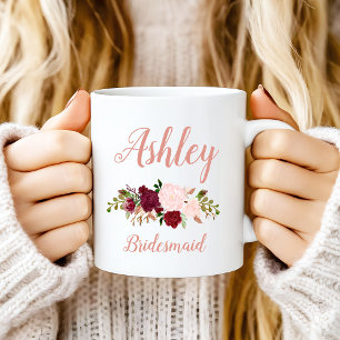 Taza De Café Dama de honor floral rosa marsala personalizada