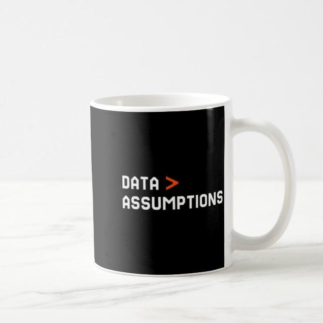 Taza De Café Data over assumptions funny tech analyst scientist (Derecha)