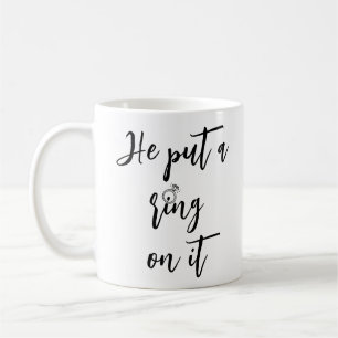 Taza de café de anillo de compromiso romántico