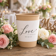 Taza de café de boda Elegant Script Love is Brewin