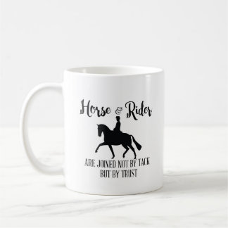 Taza de café de caballo unidos no por aparejo sino