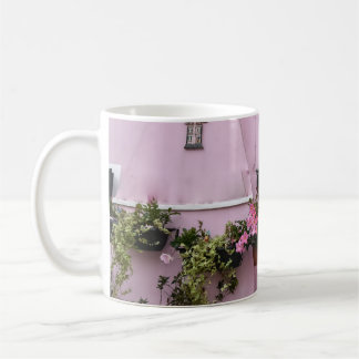 Taza de café de casa pequeña soñadora de color ros