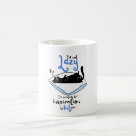 Taza de café de cerámica con gato negro perezoso y