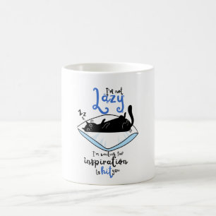 Taza de café de cerámica con gato negro perezoso y