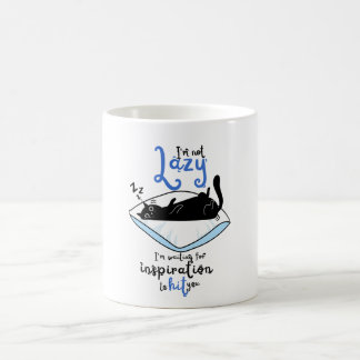 Taza de café de cerámica con gato negro perezoso y