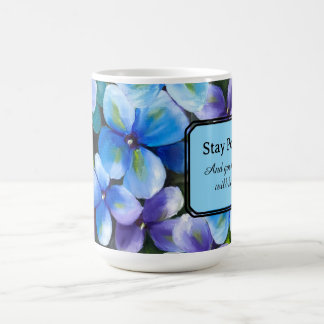 Taza de café de flor azul con afirmación positiva 