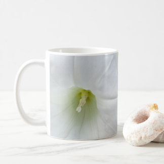 Taza de café de flor blanca