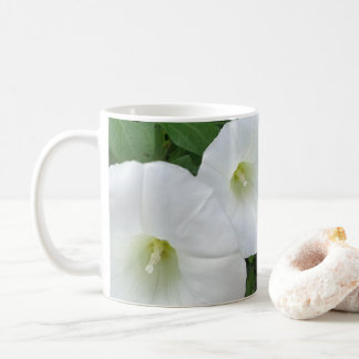 Taza de café de flor blanca