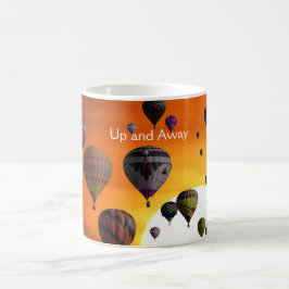 Taza de café de globos aerostáticos en vuelo