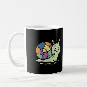 Taza de café de Halloween de caracol zombie