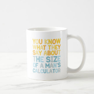 Taza de café de la calculadora de un hombre