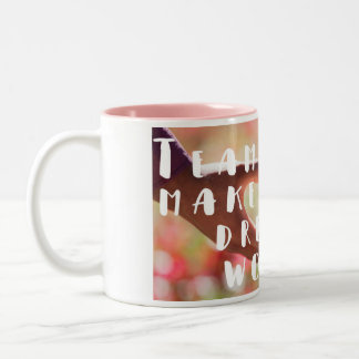 Taza de café de la cita del trabajo en equipo
