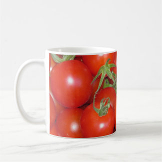 Taza de café de la cosecha de tomates