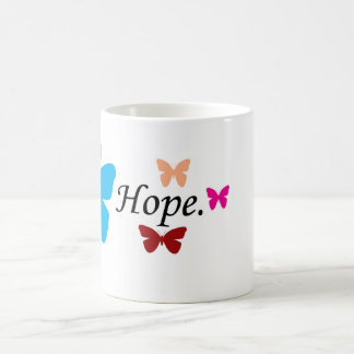Taza de café de la esperanza con las mariposas