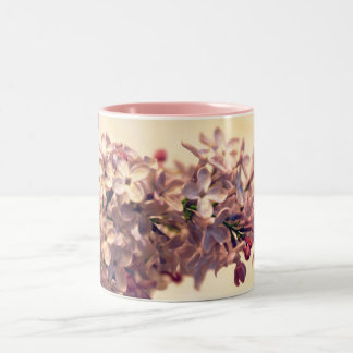 Taza de café de la foto de la lila