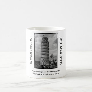 Taza de café de la quiropráctica - torre inclinada