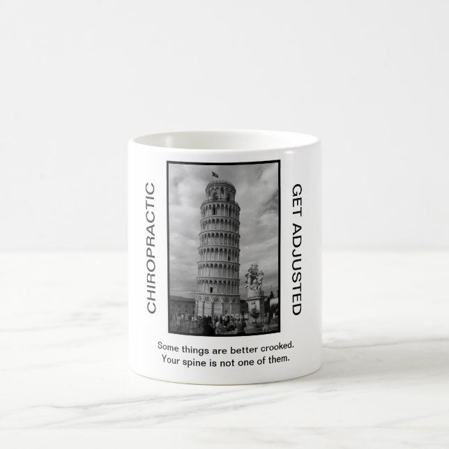 Taza de café de la quiropráctica - torre inclinada (Centro)
