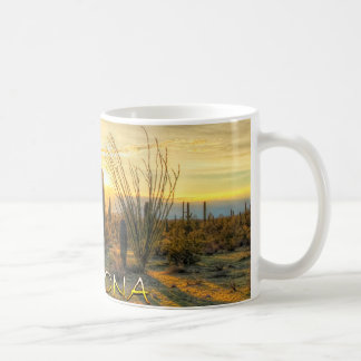 Taza de café de la salida del sol del desierto de