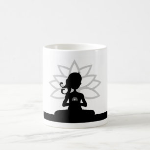 Taza de café de la silueta de la yoga
